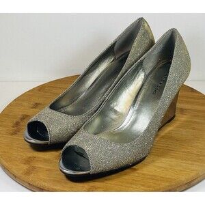 Bandolino Womens BDTufflove Wedge Heel Metallic Silver Sparkle Peep Toe Sz 8.5M